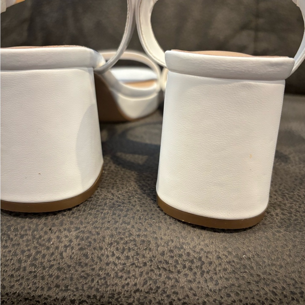 Dream Pairs Elegant White Sandals - Picture 4 of 5